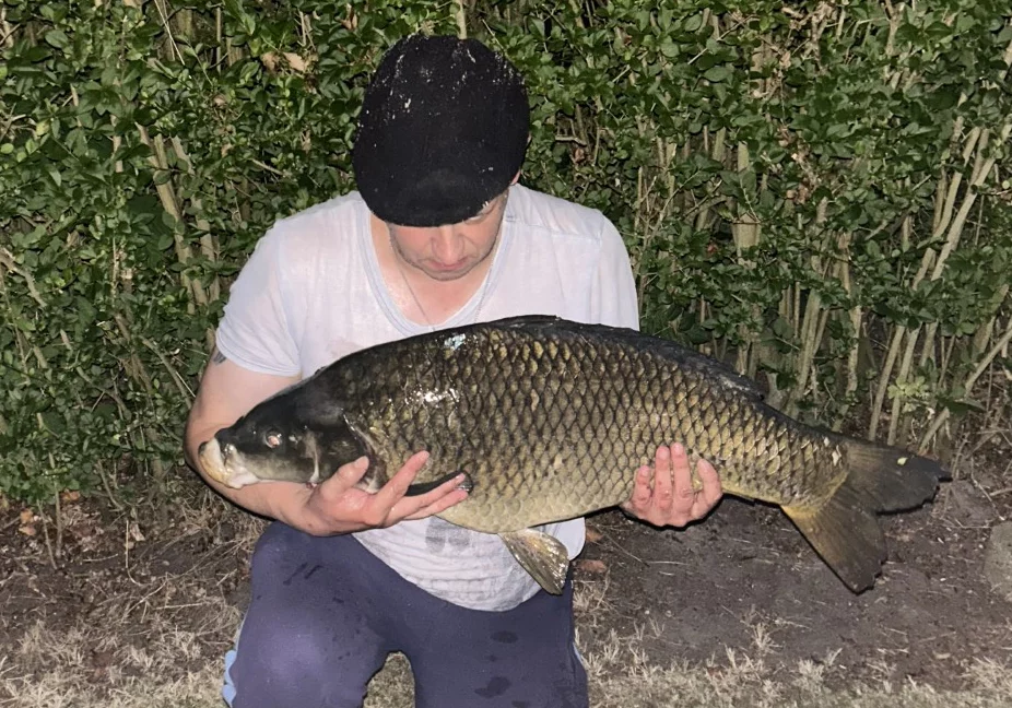 Schuppenkarpfen (90 cm und 24,4 Pfund) – Andre Rademacher
